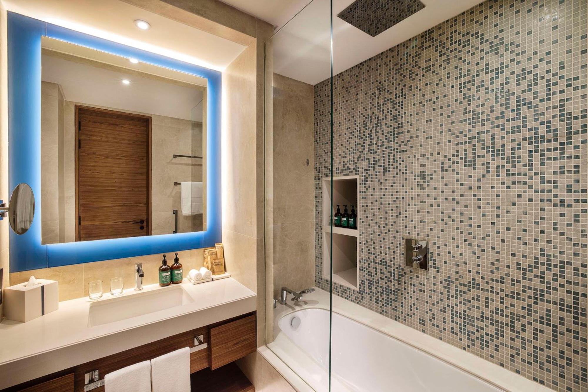 Tumbi West Palm Beach Hotel Dubai,Tapestry Collection Hilton Экстерьер фото